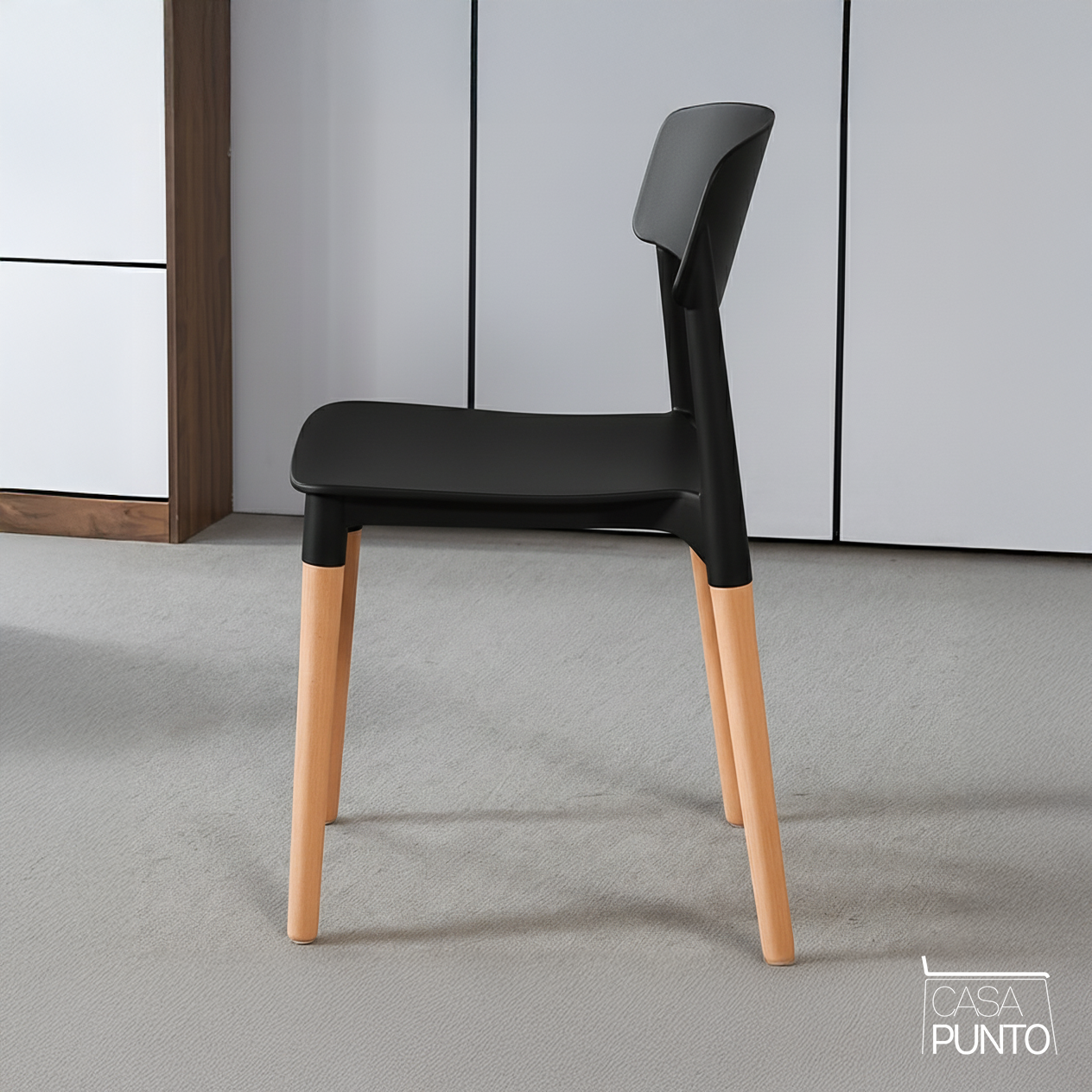 Silla de comedor Sigrid con patas de madera