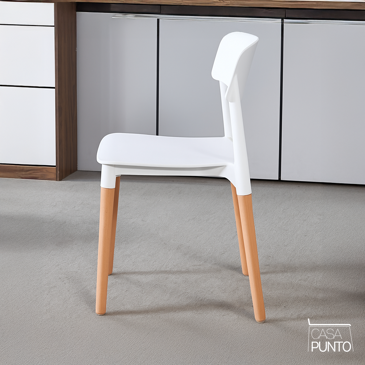 Silla de comedor Sigrid con patas de madera